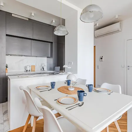 Superapart Kolejowa 49a * 바르샤바